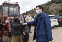 Banorët e izoluar nga përmbytjet në Torovicë ankohen tek Basha: Askush në qeveri s’ka pyetur për ne! Jemi 70 familje me sytë nga qielli, shiheni vetë gjendjen tonë! (VIDEO)