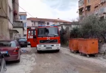 Berat/ E moshuara kishte harruar bombulën e gazit ndezur, shpërthimi rrezikon djegien e banesës dhe pallatit