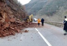 Rrëshqitje masive gurësh në Librazhd-Prrenjas, bllokohet një korsi e rrugës