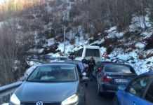 Radhë të gjata automjetesh në Boboshticë-Dardhë, qytetarët zgjedhin fshatrat turistikë