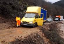 Bllokohet rruga Burrel – Tiranë, shembje të madhe të dheut