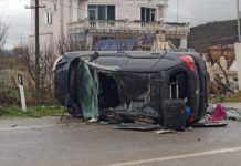 Aksident i rëndë në Korçë-Maliq, mjeti përmbyset në mes të rrugës, shoferi del duke u zvarritur