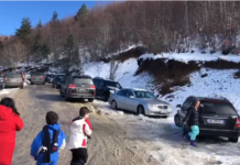 Dardha plot me turistë, të gjithë tek skipista, policia orienton makinat
