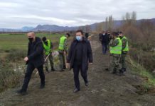 Peleshi sheh përmbytjet në Lezhë: Situata e qëndrueshme, uji është tërhequr