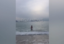 VIDEO/ Familja nga Vlora nuk njeh limite, pas shëtitjes në parkun e Llogarasë të mbuluar nga bora, i ‘fut’ një të larë në det në brigjet e Jonit