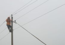 Dëmtimet e kabinave nga moti i keq/ Mijëra abonentë në Skrapar, Poliçan e Urë-Vajgurore pa energji elektrike
