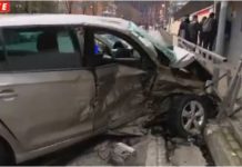 PAMJE LIVE/ ‘Çahet gardhi’ i ambasadës italiane si pasojë e aksidentit në Tiranë. 2 të plagosur, njëri më rëndë. I jepet ndihma brenda makinës