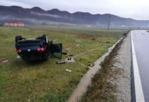 Makina del nga rruga dhe përfundon në arë