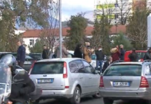Situata tek Infektivi/ Shtohen rastet në spital, familjarët dhe automjetet krijojnë radhë të gjata në oborr