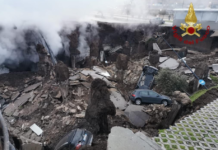 Video/ Gropa gjigante “gëlltit” makinat nga moti i keq në Itali, rrezikohen pacientët në spitalin Covid në Napoli