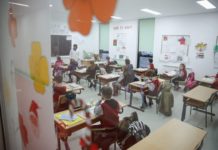 Ministrja Kushi: Dritaret e shkollave të mos mbahen gjithë kohën hapur
