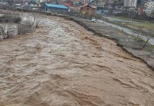 Reshjet e shiut në Elbasan, fryhet lumi Shkumbin, rrezikon të dalë nga shtrati