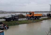 Shembja e rrugës në Shpërdhet/ Izolohen rreth 600 banorë: Fëmija mbahet në krahë deri në urgjencë. Probleme edhe me përcjelljen e viktimave për në banesën e fundit