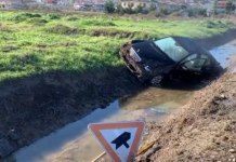 Benzi përfundon në kanal, plagoset shoferi