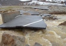 Pamje apokaliptike/ ‘Fluturon’ asfalti në qytetin shqiptar, reshjet e dendura shkatërrojnë plotësisht rrugën