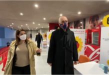 “Do të vaksinohen 60 persona në 1 orë”, Manastirliu dhe Rama vizitojnë stadiumin Air Albania, ja si është organizuar vendi për të marrë dozat e para të vaksinës (FOTO)