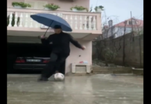 Në shi dhe me çadër në dorë djaloshi shqiptar bën ‘mrekullinë’ me topin, videoja shpërndahet nga faqja më e madhe sportive në Instagram
