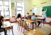 Rinis mësimi i kombinuar/ Nxënës e prindër ankohen, edhe pedagogët rezerva për mësimin online