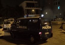 Shkrumbohet gjatë natës makina e Policit, një person me kapuç afrohet dhe i vë flakën
