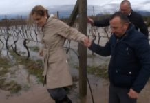 “Këtu është qamet, qamet, qamet”, Kryemadhi futet në mes të ujit në Laç, telefonata e fermerit ndërpret bisedën: Rrezik po të shohin në televizor (VIDEO)