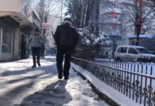 Akulli “pushton” rrugët e Korçës, ankohen banorët: Bashkia nuk ka marrë asnjë masë