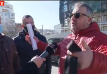 Konflikti midis dy biznesmenëve, banorët protestë para pallatit: Kanë punësuar të fortë që të mos hyjmë në apartamente
