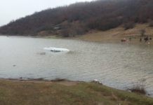 Përmbytje në Zall Dardhë, 13 fshatra në izolim! Furgonët e pasagjerëve bllokohen nën ujë