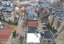 Shqipëria “nën” ujë/ Në Lezhë, dhjetëra fëmijë nuk mund të shkojnë në shkollë