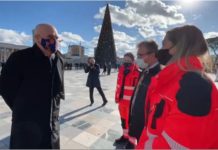 ‘Për test mund ta çojmë një pacient nga Konispoli në Tropojë’, Brataj dhe Manastirliu në ‘delir’ për 36 ambulancat e reja: Imagjino kryeministër, janë të pajisura dhe me staf