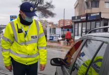 Pa maska mbrojtëse dhe jashtë orarit, policia gjobit 413 qytetarë