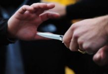 LAJM I FUNDIT/ Qëllohet me thikë 23-vjeçari në Durrës, tranportohet me urgjencë në spital, ja si është gjendja e tij