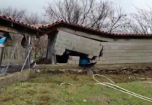 Çahet në mes shtëpia në Lezhë nga rrëshqitjet e dherave, banorët: Jemi larguar, e gjithë zona në rrezik