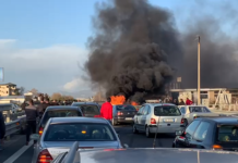 Panik në autostradë/ Mjeti përplaset me trafikndarësen dhe merr flakë