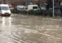 Reshjet shkaktojnë përmbytje/ Probleme me lëvizjen e njerëzve dhe mjeteve në disa qytete