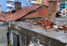FOTO+VIDEO/ Reshjet e shiut dëmtojnë çatinë e një pallati 3-katësh në Lezhë, uji futet në të gjitha apartamentet