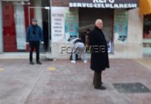 FOTO/ ‘Masakrojnë’ dyqanin e celularëve në 6 të mëngjesit, plas sherri mes policit dhe grabitësve në Fier. Si ia mbathën nga vendngjarja