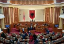 Pa maska e distancë sociale, deputetët nuk respektojnë asnjë masë për parandalimin e Covidit gjatë votimit të ministrave