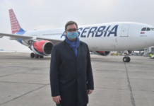 Serbia iu lë ”targën” vendeve të rajonit, mbërrin në aeroport avioni me 1 milionë doza vaksine, del e pret vetë Vuçiç