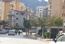 Aksident në rrugën e spitalit në Berat, makina përplas të moshuarën 76-vjeçe, shoqërohet drejtuesi