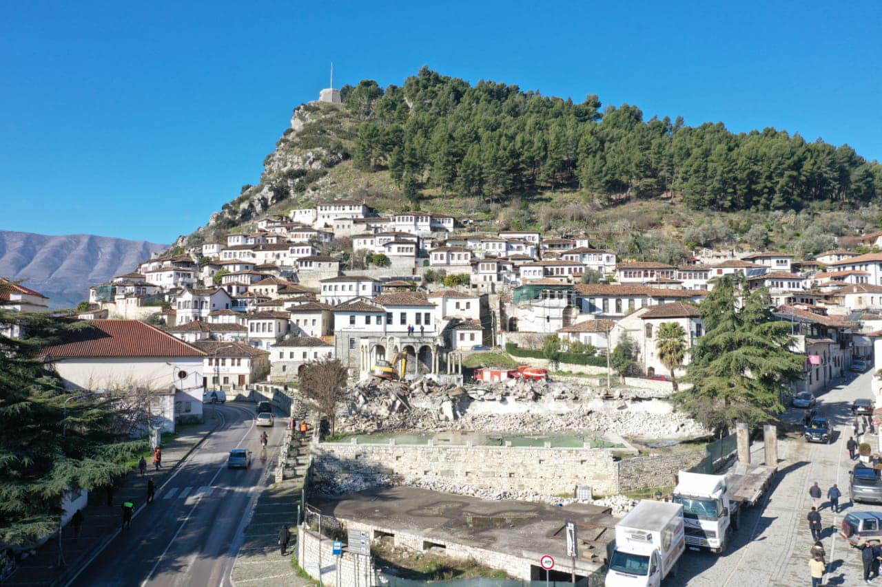 Shembet shkolla historike e Beratit, prishte pamjen muzeale të qytetit
