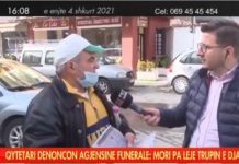 “Djalin e vdekur e kanë tërheq zvarrë, i kanë çarë kokën,” babai në gjendje të rëndë psikologjike denoncon agjencinë funerale. Tregon dhe zvarritjet ne autoritetet shtetërore