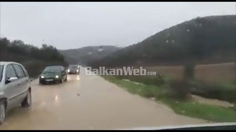Përkeqësohet situata nga përmbytjet në disa zona te Beratit, probleme me qarkullimin e mjeteve (Video)
