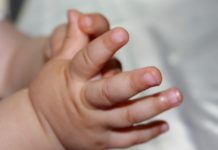 Pagëzimi i shkaktoi vdekjen, ekspertiza zbuloi ujë në mushkëritë e foshnjes 6 muajshe. Revoltohen fort qytetarët: Kjo duhet të marrë fund