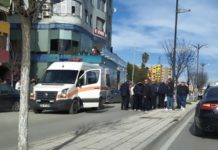 Fier, makina përplas 90-vjeçarin, dërgohet në spital