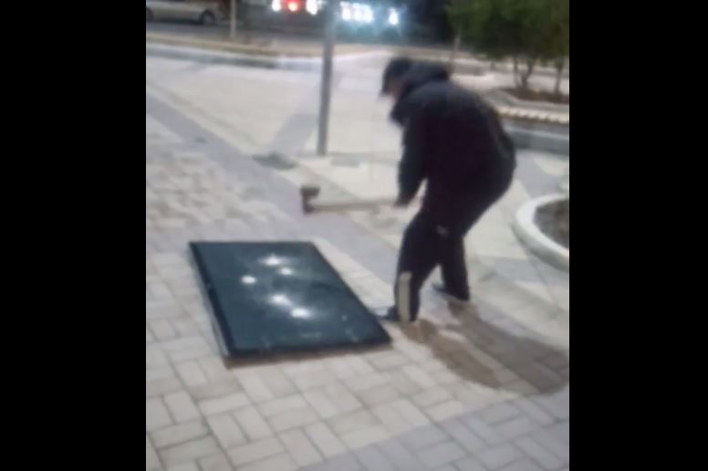‘Na i dogjët o të mallkuar’, qytetari del para Bashkisë dhe bën copa-copa televizorin (VIDEO)