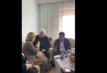 “Të rrosh e mbretërosh”, Kryemadhi ndan mesazhin me të moshuarën në Berat: E vetmja mbretëri që do të doja të shikoja është Shqipëria!