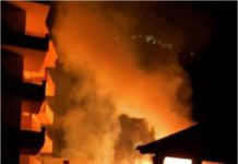 VIDEO/ Zjarri i frikshëm në banesën në Berat, momentet kur nxirret një trup i pajetë. Dyshohet se i përket babait të paralizuar