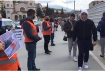 Të rinjtë e FRPD protestë në Berat: Kërkojmë barriera kufizuese për kalim, jeta vlen më tepër se 3.5 mln euro parkim