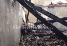 VIDEO/ Zjarr në një banesë në Berat, flakët përfshijnë dy shtëpi dhe pallatin ngjitur, policia: Po verifikojmë nëse ka viktima