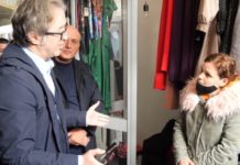 Alizoti në tregun e fruta-perimeve në Berat: Me PD në qeveri, në xhepat tuaj do të ketë më shumë para